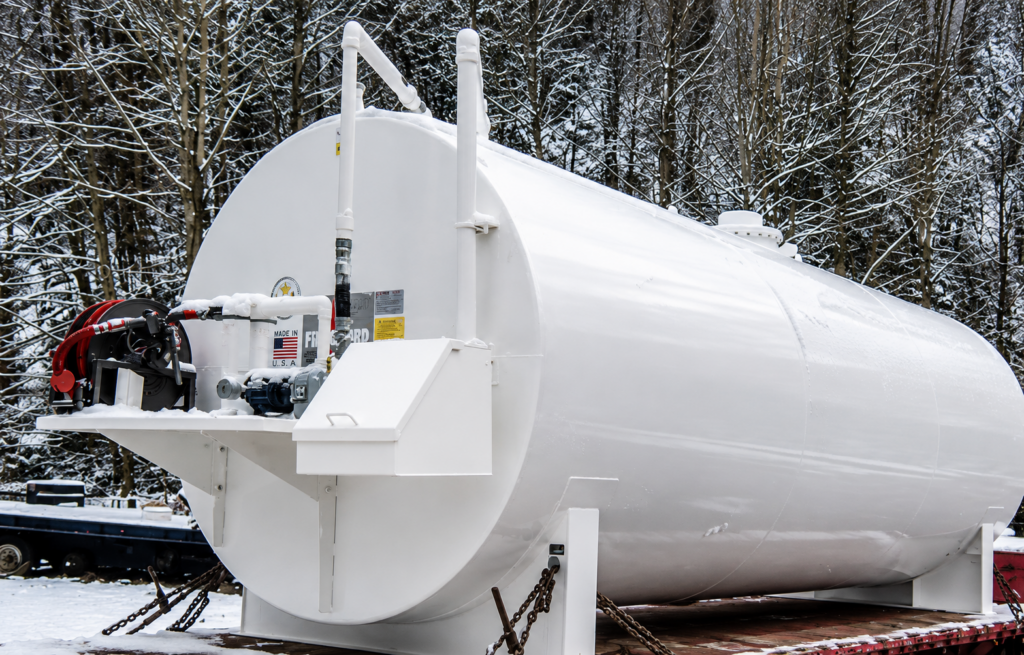 Horizontal ast with front-mounted piping and equipment in winter conditions